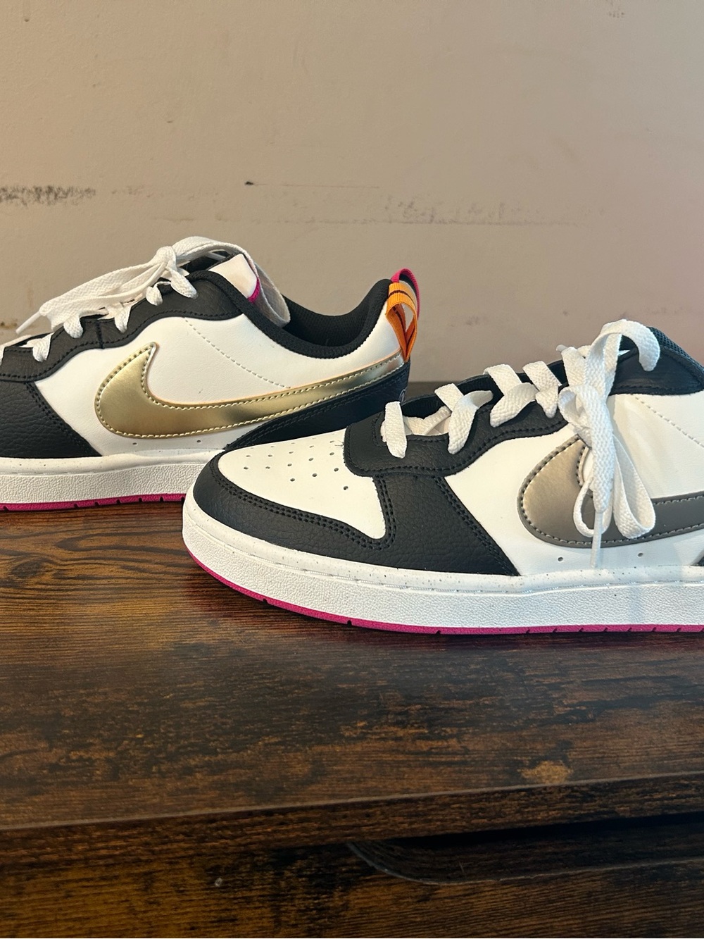 Nike Womens Low-Top Sneakers in White, Black & Gold/silver with Pink Sole Accent